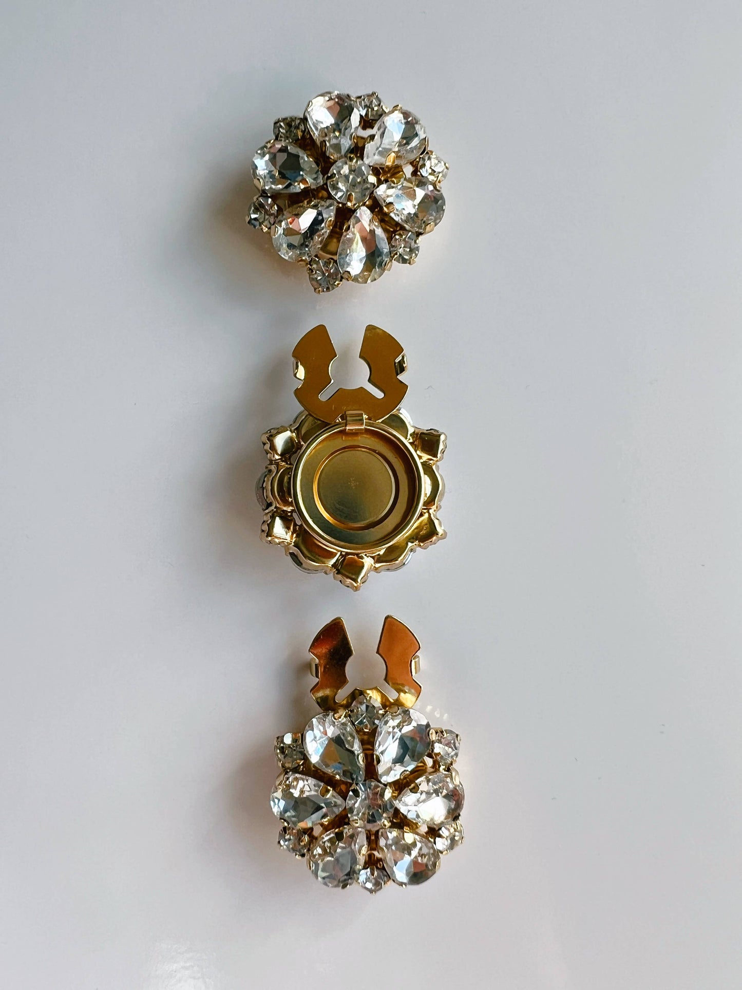 Signe – White Flower Button Charm Gold (6 pcs)