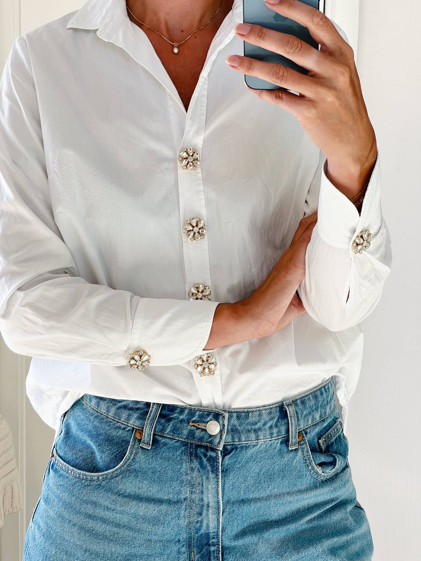 Signe – White Flower Button Charm Gold (6 pcs)