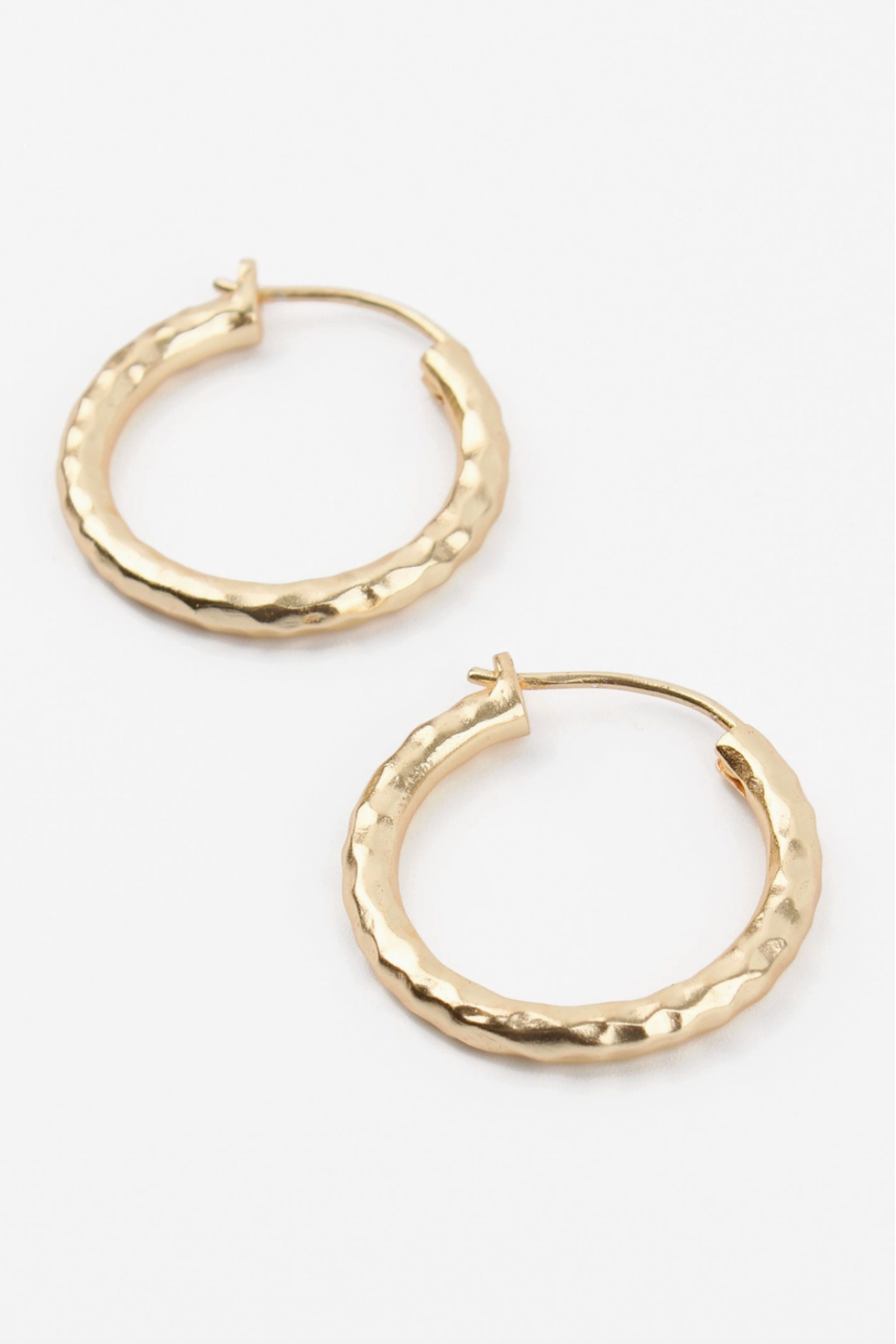 MEDIUM HAMMERED GOLD HOOP