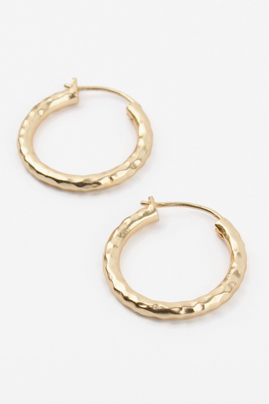 MEDIUM HAMMERED GOLD HOOP