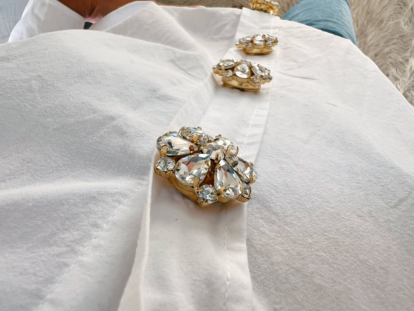 Signe – White Flower Button Charm Gold (6 pcs)